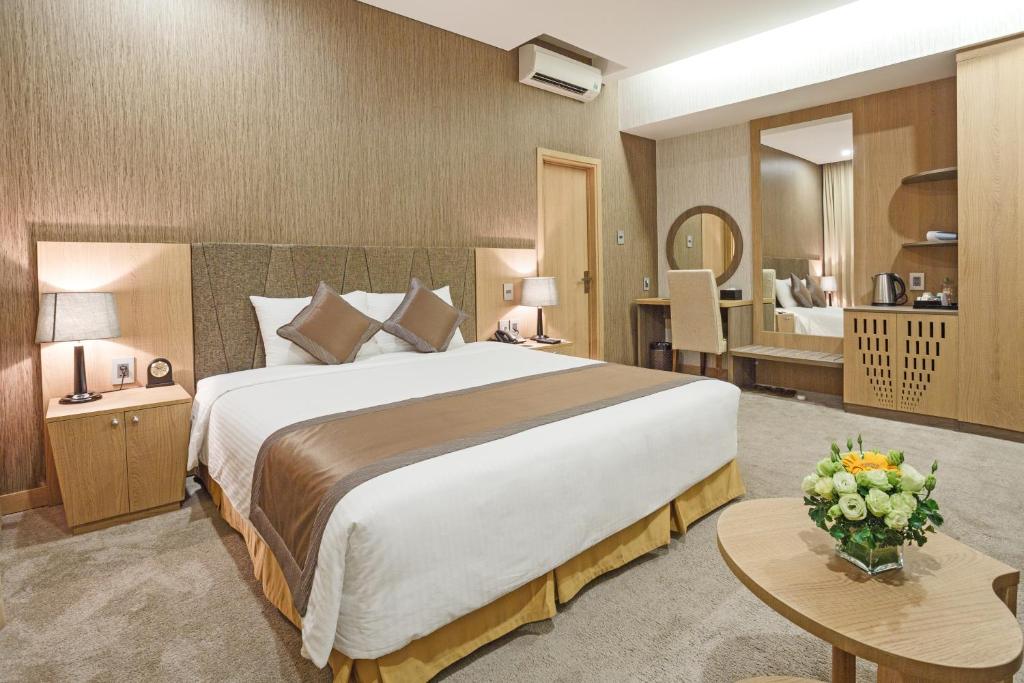 Phòng Premier Deluxe King mường thanh grand saigon centre hotel