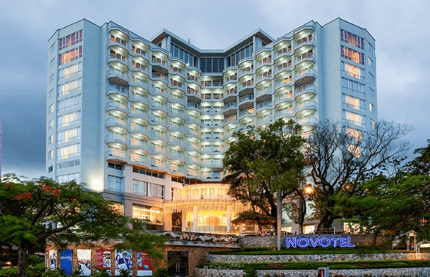 Top 10 khách sạn 4 sao Sài Gòn - Bên ngoài khách sạn Novotel Centre