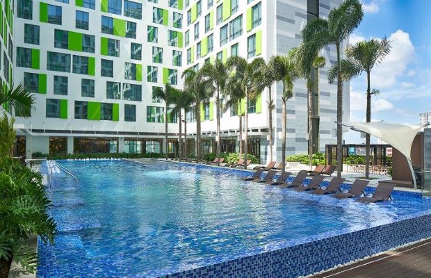 bể bơi tại Khách sạn Holiday Inn & Suites Saigon Airport