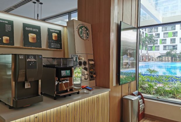 Quầy thức ăn và cafe Starbuck ở Khách sạn Holiday Inn & Suites Saigon Airport