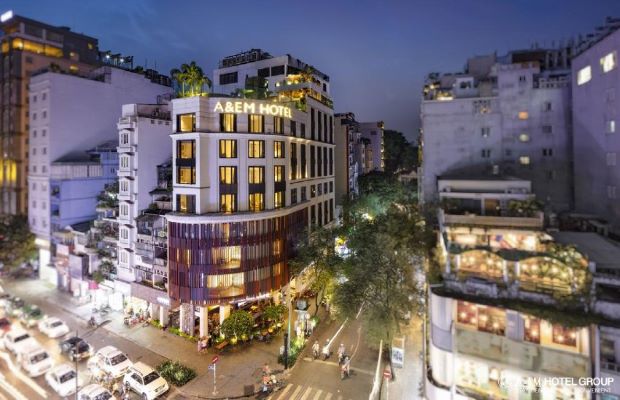 Top 10 khách sạn Hồ Chí Minh sang trọng bậc nhất - Khung cảnh bên ngoài khách sạn A&Em Signature Sài Gòn