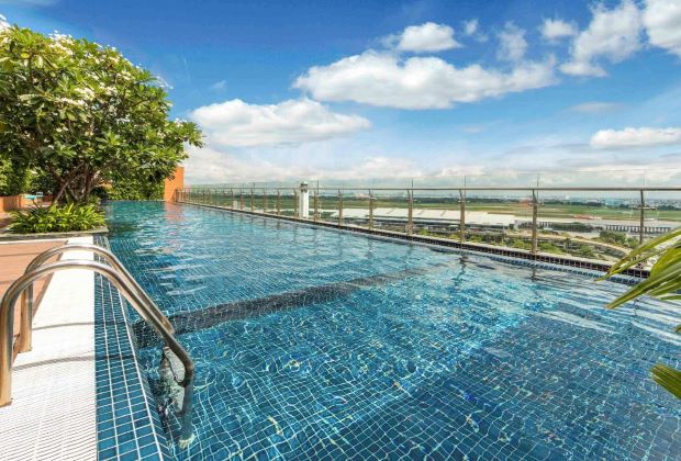 Top 10 khách sạn Hồ Chí Minh sang trọng bậc nhất - Hồ bơi khách sạn Ibis Style Saigon Airport