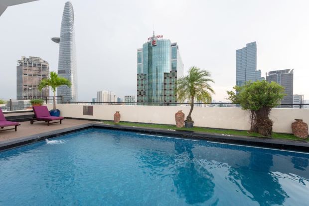 Top 10 khách sạn quận 1 có hồ bơi - Hồ bơi khách sạn Palace Sài Gòn