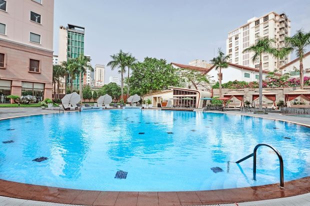 Top 10 khách sạn quận 1 có hồ bơi - Hồ bơi khách sạn Lotte Legend Sài Gòn