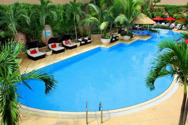 Top 10 khách sạn quận 1 có hồ bơi - Hồ bơi khách sạn Caravelle Sài Gòn