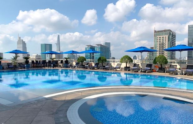 Top 10 khách sạn quận 1 có hồ bơi - Hồ bơi khách sạn Sofitel Sài Gòn Plaza