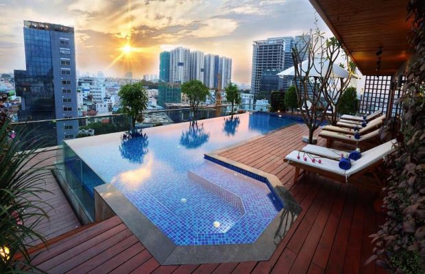 Khách sạn quận 3 có hồ bơi - Hồ bơi khách sạn Lotus Saigon Hotel
