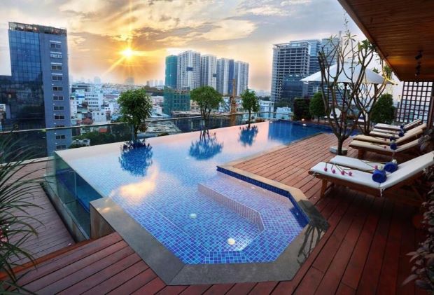 Top 10 khách sạn Sài Gòn gần trung tâm - Hồ bơi khách sạn Lotus Saigon Hotel
