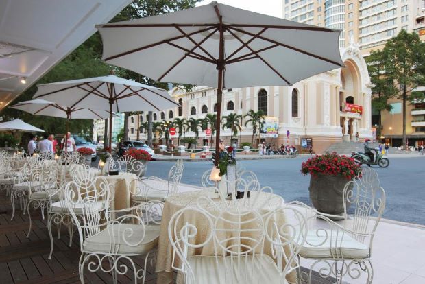 Top 10 khách sạn Sài Gòn gần trung tâm - Quán cà phê tại khách sạn Hotel Continental SaiGon 