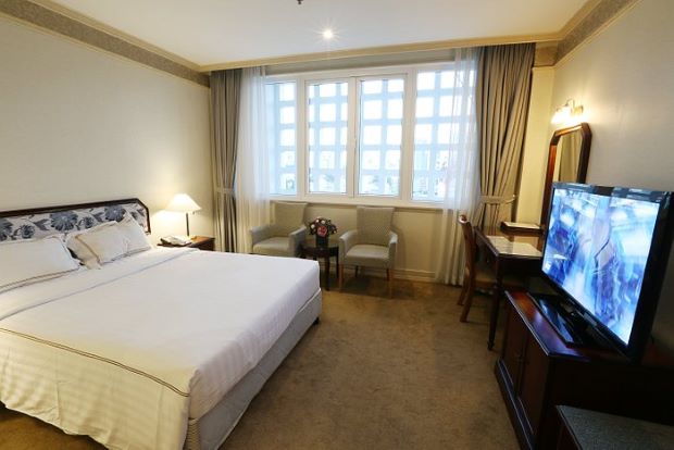 Top 10 khách sạn Sài Gòn gần trung tâm - Phòng ngủ khách sạn Lotus Saigon Hotel