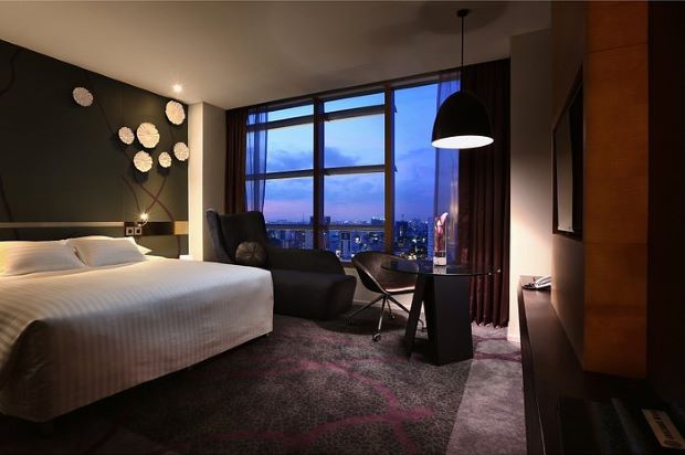 Phòng ngủ có cửa sổ ở Khách Sạn Pullman SaiGon Centre