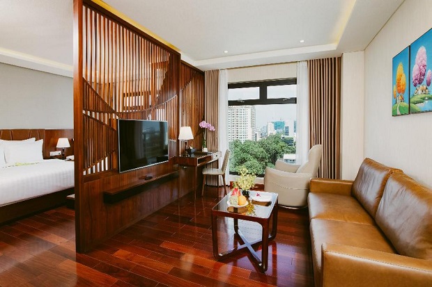 Khách sạn quận 3 Orchids Saigon có nội thất gỗ tạo cho gian phòng không gian ấm cúng