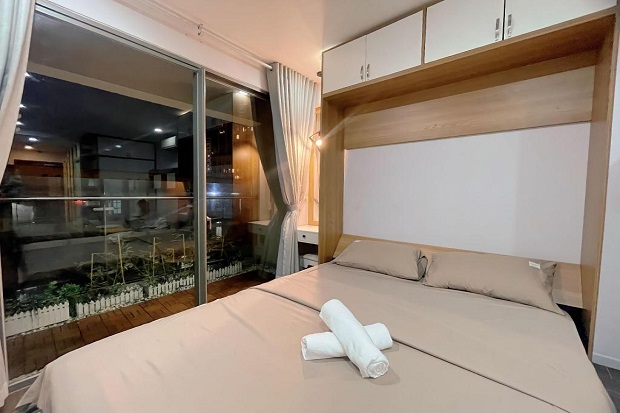 Mỗi gian phòng của khách sạn 4 sao có hồ bơi Millennium Apartment được trang trí với màu trắng chủ đạo. 