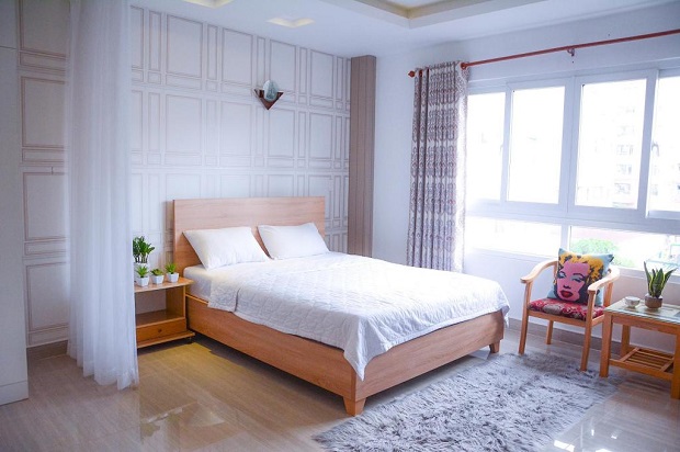 Không gian phòng nghỉ tại khách sạn đẹp quận Bình Thạnh có ánh sáng tự nhiên chiếu vào