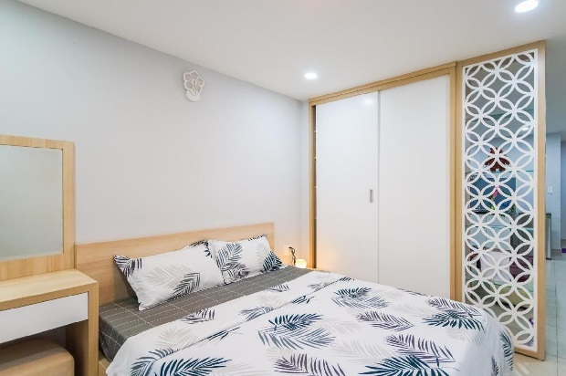 Phòng được thiết kế theo phong cách tối giản tạo một nên một gian phòng thanh lịch