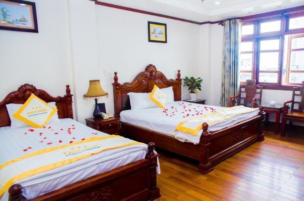 Phòng ngủ có một giường đôi cùng với gam màu gỗ chủ đạo ấm áp 