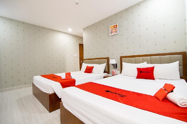 Phòng ngủ với thiết kế tối giản nhưng không kém phần sang trọng của RedDoorz Plus