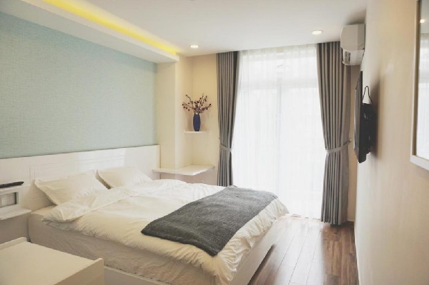 Phòng của Shinhua Hotel với thiết kế trang nhã cùng với gam màu nhẹ nhàng tạo cảm giác thư thái, an nhiên cho du khách 